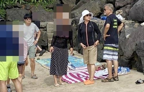 2일 제주도의 한 해수욕장에서 휴가를 즐기고 있는 문재인 전 대통령 부부. 회색 티셔츠를 입고 있는 인물은 탁현민 전 청와대 의전비서관이다. 클리앙