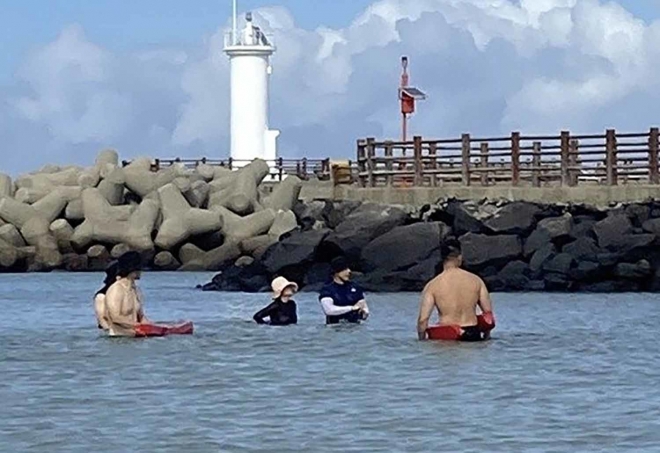 해수욕 즐기는 문 전 대통령 부부 일행