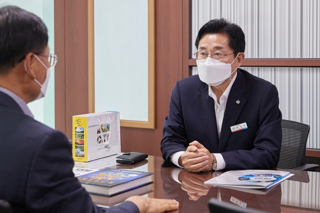 박경귀 아산시장이 해양수상부를 방문해 아산항 개발을 건의하고 있다.(사진=아산시 제공) 