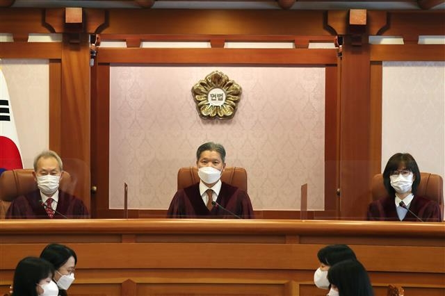 지난해 3월 헌법재판소 소심판정을 진행하는 이영진(가운데) 재판관 모습.  서울신문 DB