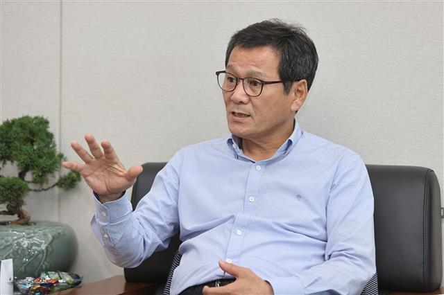 김홍규 강릉시장이 3일 집무실에서 민선 8기 시정 방향에 대해 설명하고 있다. 강릉시 제공