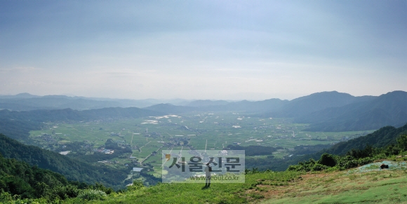 ①경남 합천 대암산 활공장에서 본 초계분지 전경. 화채 그릇처럼 움푹 파인 모습 위로 5만년 전 운석이 충돌하는 장면이 오버랩되는 듯하다. ②전기 카트를 타고 돌아본 황매평원. ③무료로 즐기는 황강 카누 체험.