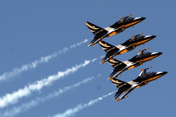 한국 공군 특수비행팀 블랙이글스가 3일(현지시간) 이집트 기자에 있는 피라미드 상공에서 대형을 이뤄 비행하고 있다. 2022.8.4 연합뉴스