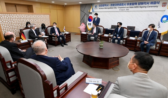 유정복 인천시장과 피터 펠트만 독일 프랑크푸르트시장이 4일 인천시청 접견실에서 열린 ‘인천광역시-프랑크푸르트시 우호협력 양해각서 체결식’에서 협력방안을 논의하고 있다. 인천시 제공.
