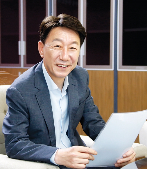 우범기 전주시장이 4일 시청 집무실에서 서울신문과 인터뷰를 갖고 “강한 경제를 기반으로 전주시를 ‘전라도의 수도’로 다시 우뚝 세우겠다”며 민선 8기 구상을 밝히고 있다. 전주시 제공