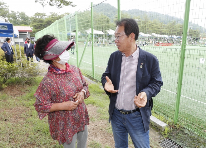 청바지를 입고 출근해 주민들을 만나고 있는 송인헌 괴산군수. 괴산군 제공