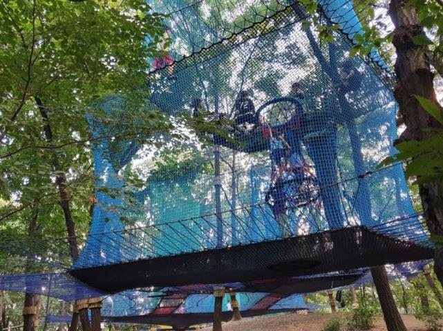 서울 강동구 두레근린공원 내 모험놀이시설 네트어드벤처에서 어린이들이 놀이하고 있는 모습. 구는 여름철 어린이 이용객 증가로 운영시간을 일시적으로 연장하기로 했다. 강동구 제공.