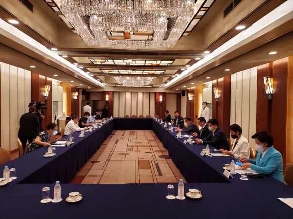 일본을 방문한 한일의원연맹 대표단이 5일 도쿄 제국호텔에서 한국 언론과 간담회를 하고 있다.연합뉴스