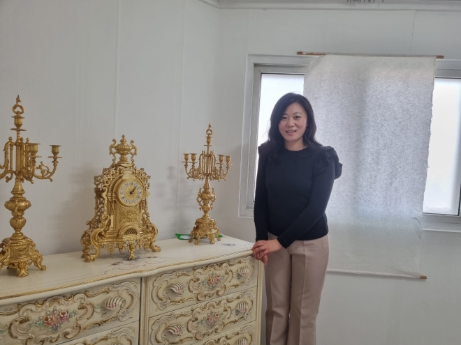 안선민 홍천군 진리 일원 도시재생 지원센터장이 폐업한 목욕탕을 개조한 금성갤러리를 소개하고 있다.