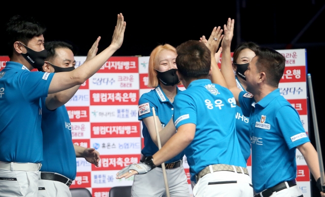 PBA 티밀그 2022~23시즌 첫 경기를 4-2로 이긴 NH농협카드 선수들이 환호하고 있다. [PBA 제공]