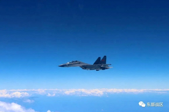 중국 인민해방군 동부연극사령부가 지난 4일 공개한 사진에 중국 공군기가 대만 주변 해역에서 군사훈련을 하는 모습이 담겨 있다. 2022.8.4 동부전구사령부 제공 로이터 연합뉴스