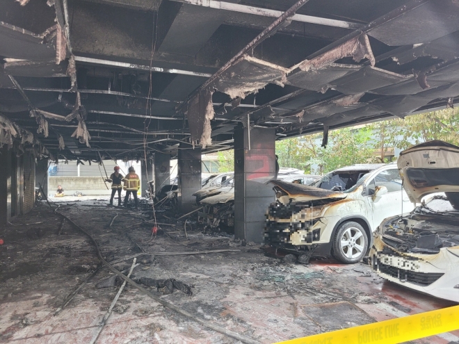 천안시 신부동 원룸 화재현장에 불에 탄 차량들.(사진=서울신문 독자 제공)