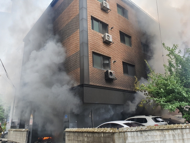 충남 천안시 동남구 신부동의 한 다세대주택에서 불이나 42분 만에 꺼졌다. 이 불로 주민 22명이 대피하는 소동이 벌어졌다. 연합뉴스