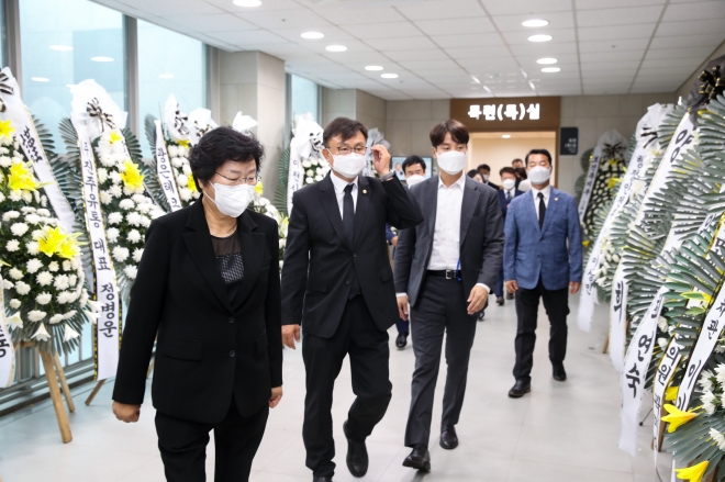 김경희(왼쪽 첫번째) 이천시장이 6일 조문을 하기위해 경기도의료원 이천병원 장례식에 들어서고 있다. 이천시 제공 