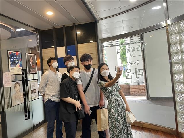 지적장애를 가진 동생과 함께 사는 오정현(오른쪽)씨가 지난달 23일 서울 신촌의 한 공연장에서 동생의 장애인 친구들과 함께 유튜브 영상을 찍고 있다. 이응민 기자