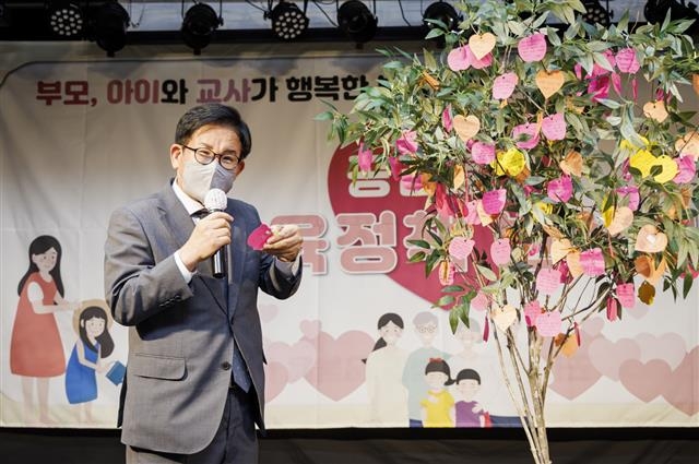 박강수 서울 마포구청장이 시립마포청소년센터 강당에서 열린 ‘보육정책 반상회’에서 마포구 국공립 어린이집 원장들이 박 구청장에게 바라는 게 적힌 포스트잇을 직접 읽고 있다.  마포구 제공