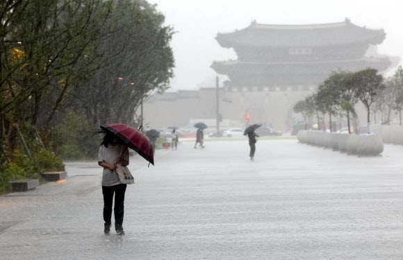 빗속의 사람들 많은 비가 내린 8일 우산을 쓴 시민들이 서울 광화문광장을 지나고 있다. 2022.8.8 연합뉴스
