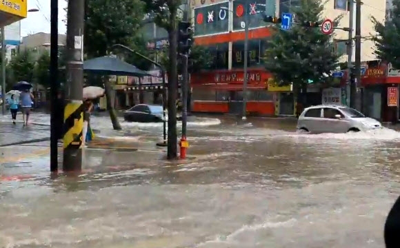 인천 내륙지역에 호우경보가 발효된 8일 오후 인천시 미추홀구 주안동 한 시내 도로가 빗물에 잠겨 있다. 연합뉴스