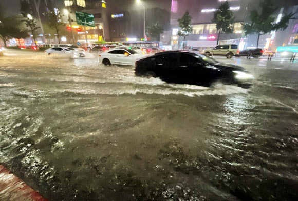 8일 밤 서울 강남구 신사역 일대 도로가 물에 잠겨 있다. 2022.8.8 <br>연합뉴스