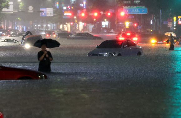 8일 밤 서울 강남구 대치역 인근 도로가 물에 잠기면서 침수된 차량을 버리고 운전자들이 대피하고 있다. 2022.8.8 <br>연합뉴스