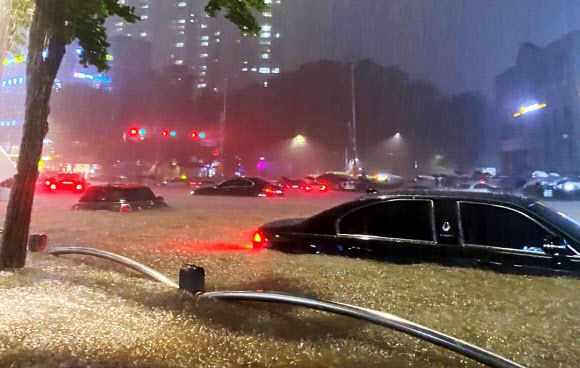 서울에 집중호우가 내린 8일 밤 서울 대치역 인근 도로가 침수, 차량이 물에 잠겨 있다. 2022.8.8  <br>연합뉴스