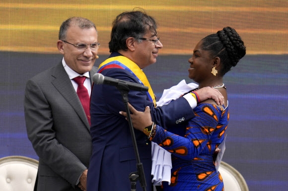 콜롬비아 첫 좌파 대통령, 첫 흑인 부통령 