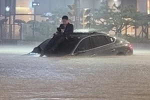 80년 만의 폭우에 속수무책…서울 지하철 멈추고 도로 잠…