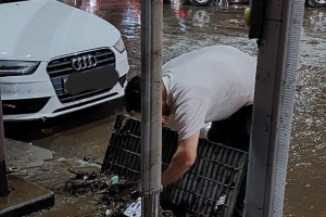 “배수관 쓰레기 맨손으로”… 폭우에 등장한 ‘강남역 슈퍼…