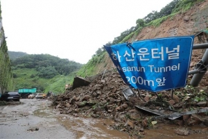 [속보] 용인서울고속도로 하산운터널 앞 토사로 전면 통제
