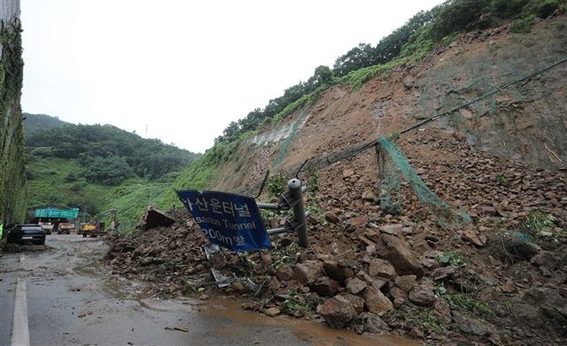 9일 오전 경기 성남시 분당구 용인서울고속도로 용인방면 서판교IC 인근 하산운터널에서 산사태가 발생해 관계자들이 복구 작업을 벌이고 있다. 용인서울고속도로는 전날 발생한 산사태로 용인방면이 통제된 상태이다. 뉴스1