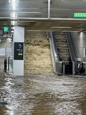 물바다 된 7호선 이수역 중부지방에 80년 만에 기록적인 폭우가 내리면서 서울 곳곳이 물에 잠기고 지반침하, 정전 등 사고가 잇따랐다. 연합뉴스