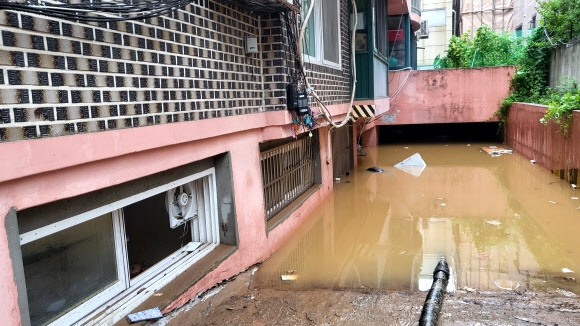 지난 8일 오후 9시 7분쯤 서울 관악구 신림동의 한 반지하 주택에서 폭우로 인한 침수로 일가족 3명이 사망하는 사고가 발생했다. 사진은 침수 현장. 2022.8.9 연합뉴스