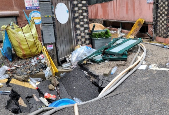 지난 8일 오후 9시 7분쯤 서울 관악구 신림동의 한 반지하 주택에서 폭우로 인한 침수로 일가족 3명이 사망하는 사고가 발생했다. 사진은 사고 현장. 2022.8.9 연합뉴스