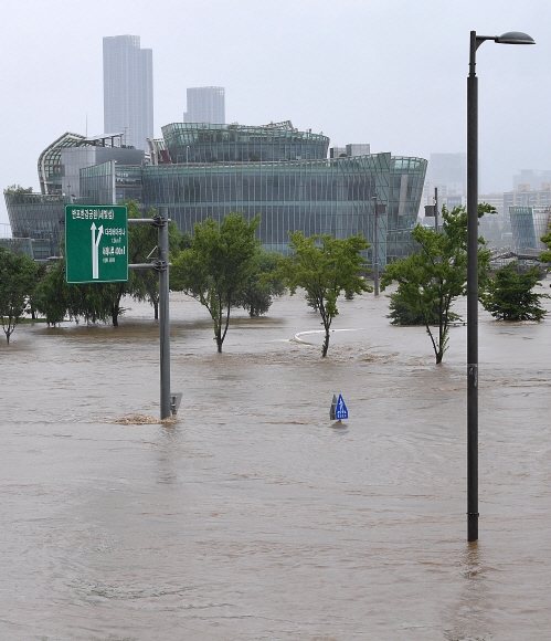 9일 서울 반포대교 인근 반포한강공원이 계속되고 있는 폭우로 인해 물에 잠겨 있다. 2022.8.9 오장환 기자