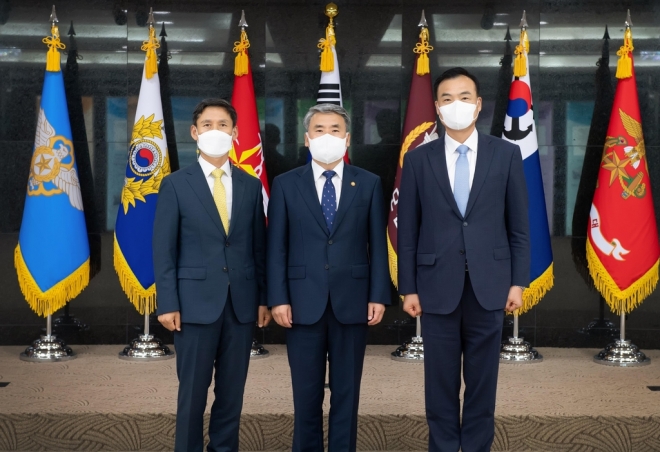 왼쪽부터 유무봉 국방개혁실장, 이종섭 장관, 허태근 국방정책실장 국방부 제공