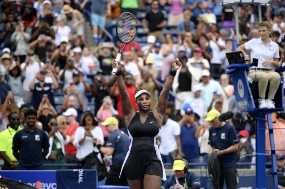 14개월 만에 WTA 투어 대회에서 승리한 세리나 윌리엄스가 환호하는 관중에 두 팔을 번쩍 들어 답례하고 있다. [AP 연합뉴스]