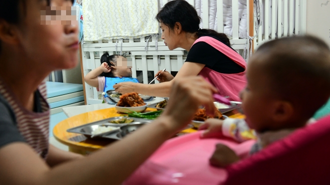 서울아동복지센터에서 박정숙 보육사가 아이들과 함께 식사를 하고 있다. 아이들 식사를 챙기느라 정작 본인은 식사를 제대로 못할 때가 많다. 정연호 기자