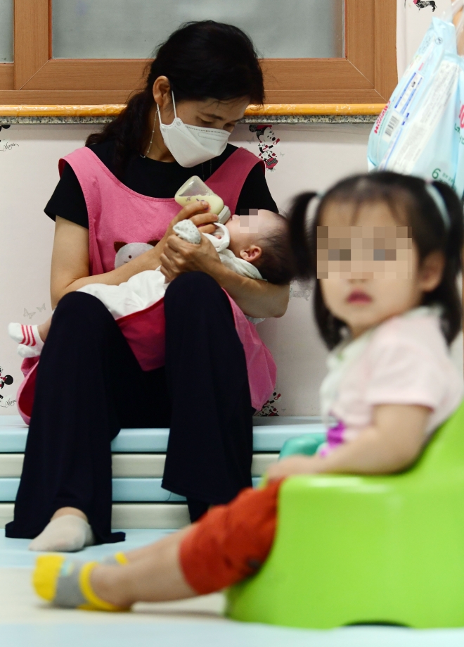 서울아동복지센터에서 박정숙 보육사가 생후 3개월 된 기쁨이(가명)에게 분유를 먹이고 있다. 정연호 기자