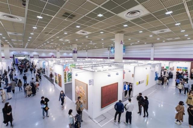 서울에서 처음으로 국내 최대 미술 장터 키아프와 영국 아트페어 프리즈가 공동 개최된다. 사진은 2021년 키아프 서울 현장. 키아프 제공