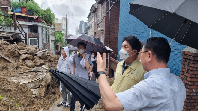 박준희 서울 관악구청장이 9일 기록적 폭우 속 수해를 입은 지역을 긴급 점검하고 있다. 관악구 제공.