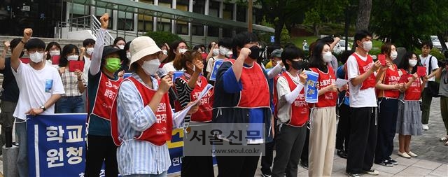 연세대 학생들이 지난 6일 교내 백양관 앞에서 기자회견을 열고 청소노동자들의 처우 개선을 촉구하고 있다. 안주영 전문기자