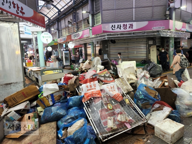 폭우로 피해가 컸던 관악구 신사종합시장에 9일 각 가게 상인들이 치워둔 쓰레기가 한 곳에 모여 쌓여있다. 곽소영 기자