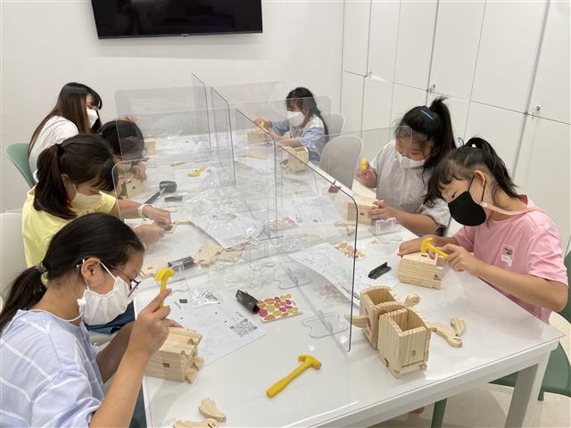 서울 동작구 사당동에 지난달 11일 개원한 사당융합형 우리동네키움센터에서 어린이들이 놀이 활동을 하고 있다. 동작구 제공