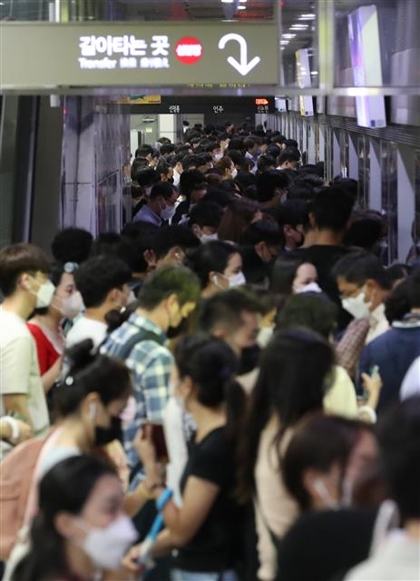 폭우 피해 지하철로 폭우가 계속된 9일 서울 신논현역이 지하철을 타려는 시민들로 북적이고 있다. 2022.8.9 뉴스1