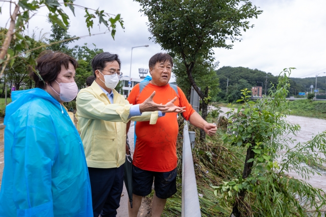 김동연 경기지사가 9일 용인시 고기동 침수 현장을 찾아 피해상황을 듣고 있다.  경기도 제공