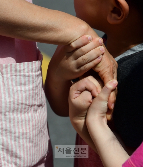 야외학습을 하고 있는 서울아동복지센터 도담이반(유아) 아이들이 서로 보육사의 손을 잡으려 다투고 있다. 센터의 아이들은 사람들의 사랑과 관심을 그리워한다. 정연호 기자