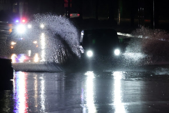 수도권에 비가 계속된 9일 밤 서울 강남구 일원동 한 도로에 물이 고여 차들이 물보라를 일으키며 운행되고 있다. 2022.08.09 연합뉴스