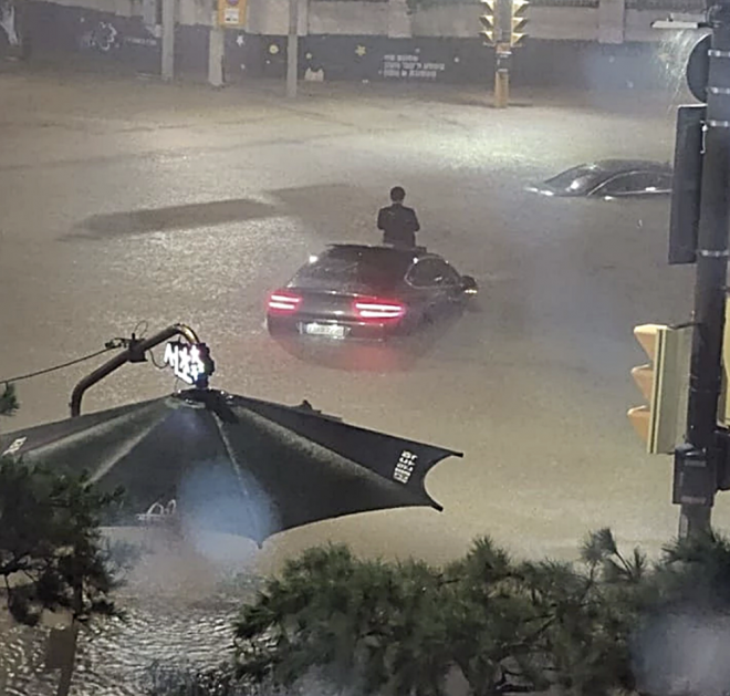 폭우 속 제네시스 차주라는 제목으로 공유된 사진이다.