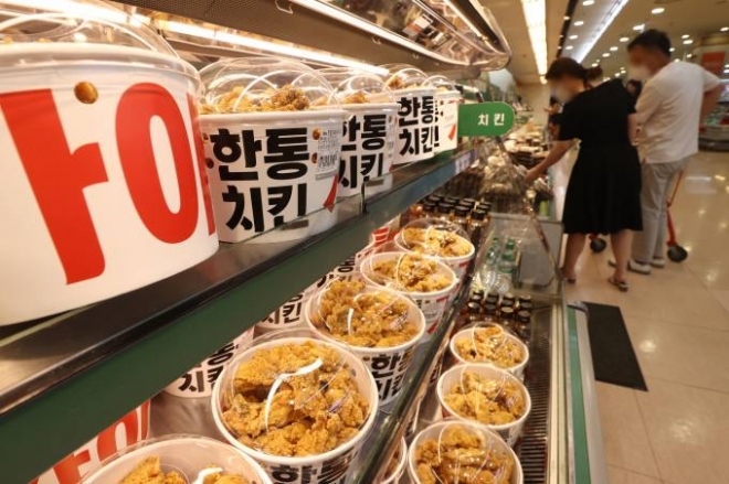 지난 17일 서울 시내 한 대형마트에 진열된 치킨. 연합뉴스