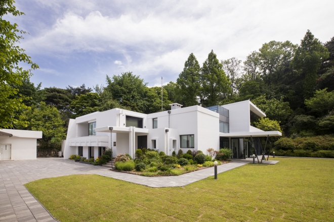 경기 수원시 팔달구 화서동에 위치한 경기지사 공관.  경기도 제공